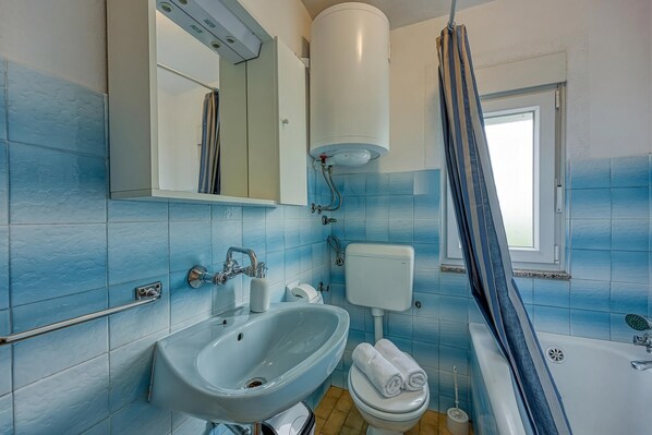 家庭公寓, 2 间卧室, 微波炉 (Seaside Apt Basic 1 w/ Balcony) | 浴室 | 淋浴/盆浴组合、吹风机、毛巾、肥皂
