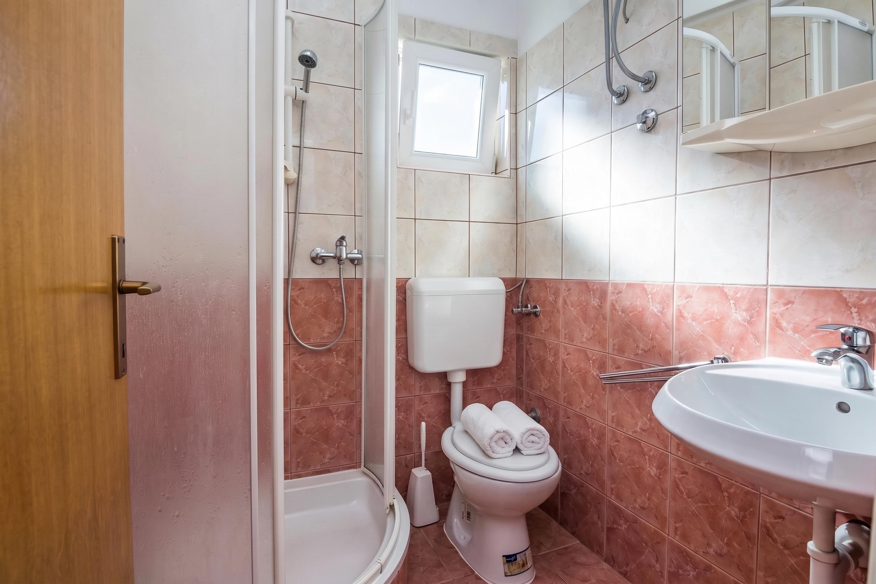 Un bagno con vasca, toilette e lavandino.