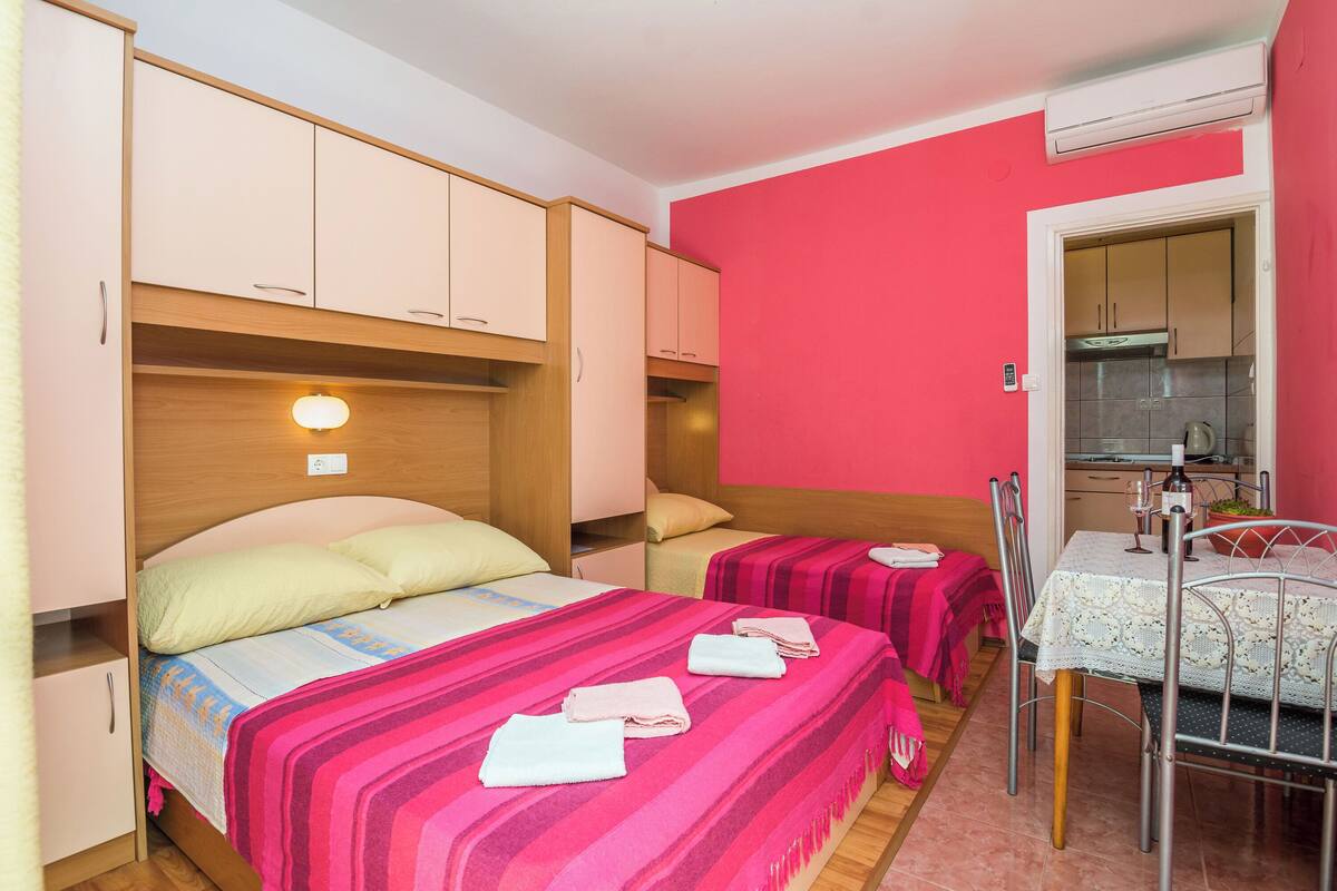 Family Studio (Apartment Basic 4) | Free WiFi, bed sheets