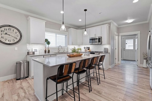 Spacious Downtown CDA Retreat: Hot Tub, Fire Pit, Walk to beaches, Parks & More!