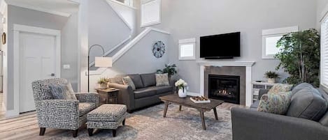 Smart TV, chimenea, libros y biblioteca musical