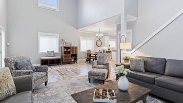 Älytelevisio, takka, kirjoja, musiikkikirjasto