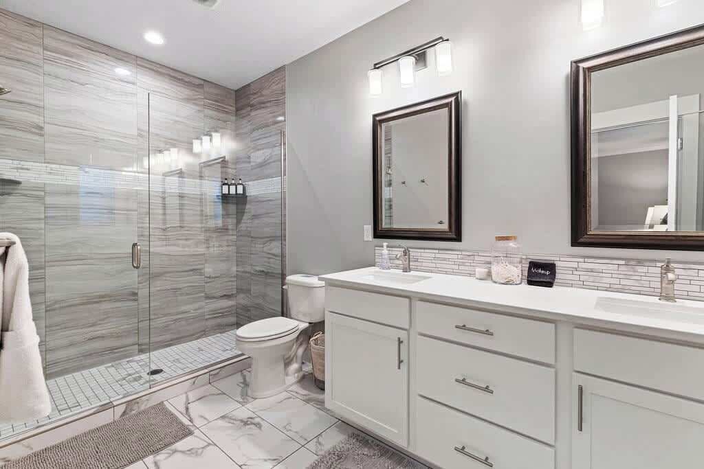 Combined shower/bathtub, hair dryer, towels, soap