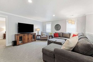 Smart TV, fireplace, DVD player, offices - CDA retreat near Sanders Beach with hot tub (Coeur d'Alene)