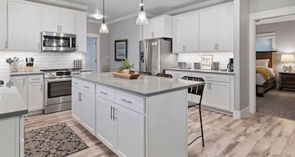 Spacious Downtown CDA Retreat: Hot Tub, Fire Pit, Walk to beaches, Parks & More!