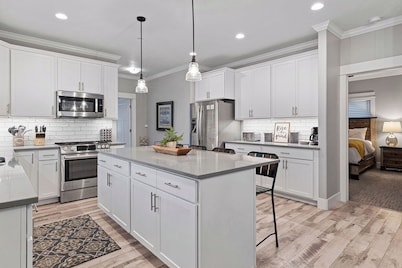 Spacious Downtown CDA Retreat: Hot Tub, Fire Pit, Walk to beaches, Parks & More!