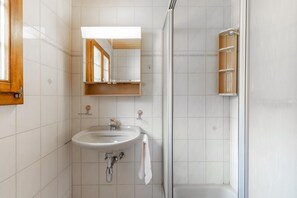 Bathtub, hair dryer, towels - Chalet Anne Sophie - Three Bedroom Chalet, Sleeps 6 (Riddes)