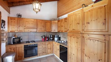 Jääkaappi, mikroaaltouuni, uuni, astianpesukone