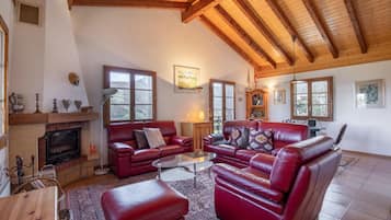 Älytelevisio, takka, kirjoja