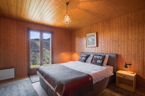 3 bedrooms, free WiFi, bed sheets - Chalet Anne Sophie - Three Bedroom Chalet, Sleeps 6 (Riddes)