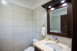 Deluxe Villa | Bathroom