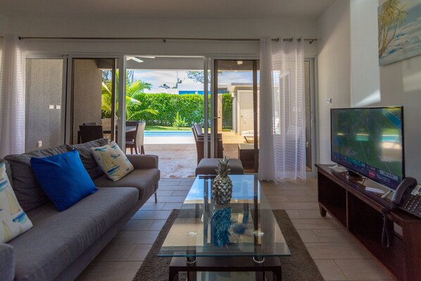 Villa Deluxe | Coin séjour | Télévision à écran plat