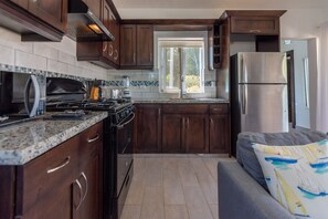 Villa Deluxe | Cuisine privée | Grand réfrigérateur, micro-ondes, four, blender