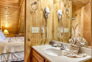 Articles de toilette gratuits, sèche-cheveux, serviettes fournies