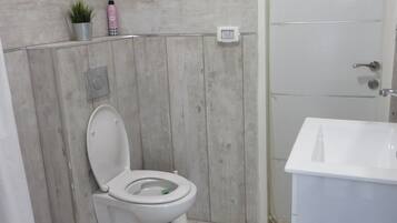 Dusche, Handtücher, Shampoo, Toilettenpapier