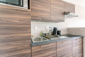 Kühlschrank, Mikrowelle, Ofen, Geschirrspüler