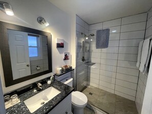 シャワー、タオル、石鹸、シャンプー