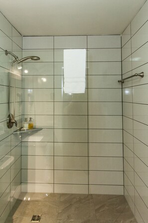 Douche, serviettes fournies, savon, shampoing