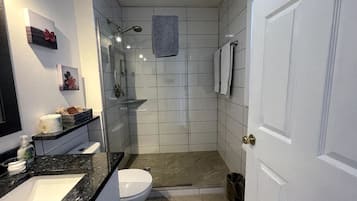 Douche, sĂšche-cheveux, serviettes fournies, savon