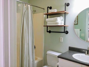 Shower, towels, shampoo - Cliffside Cottage 4 - Near SDC, Lake, & Downtown! (Branson)