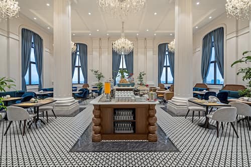 3 restaurants; breakfast, lunch, and dinner served
