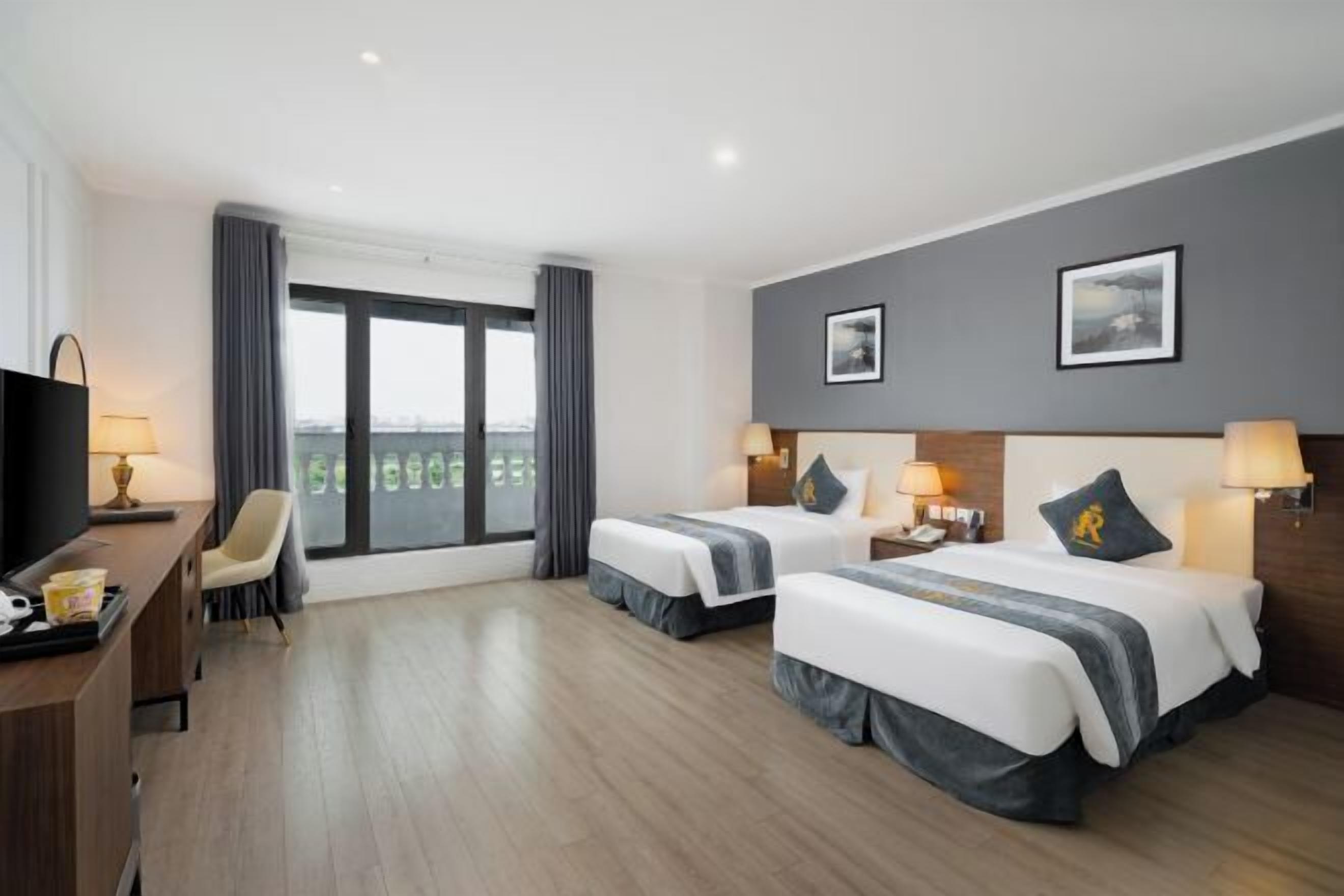 Sengetøy av topp kvalitet, senger med overmadrass og minibar