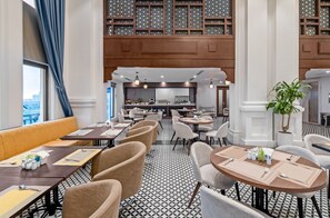 3 restaurants; breakfast, lunch, and dinner served - Rex Quang Binh Hotel (Dong Hoi)