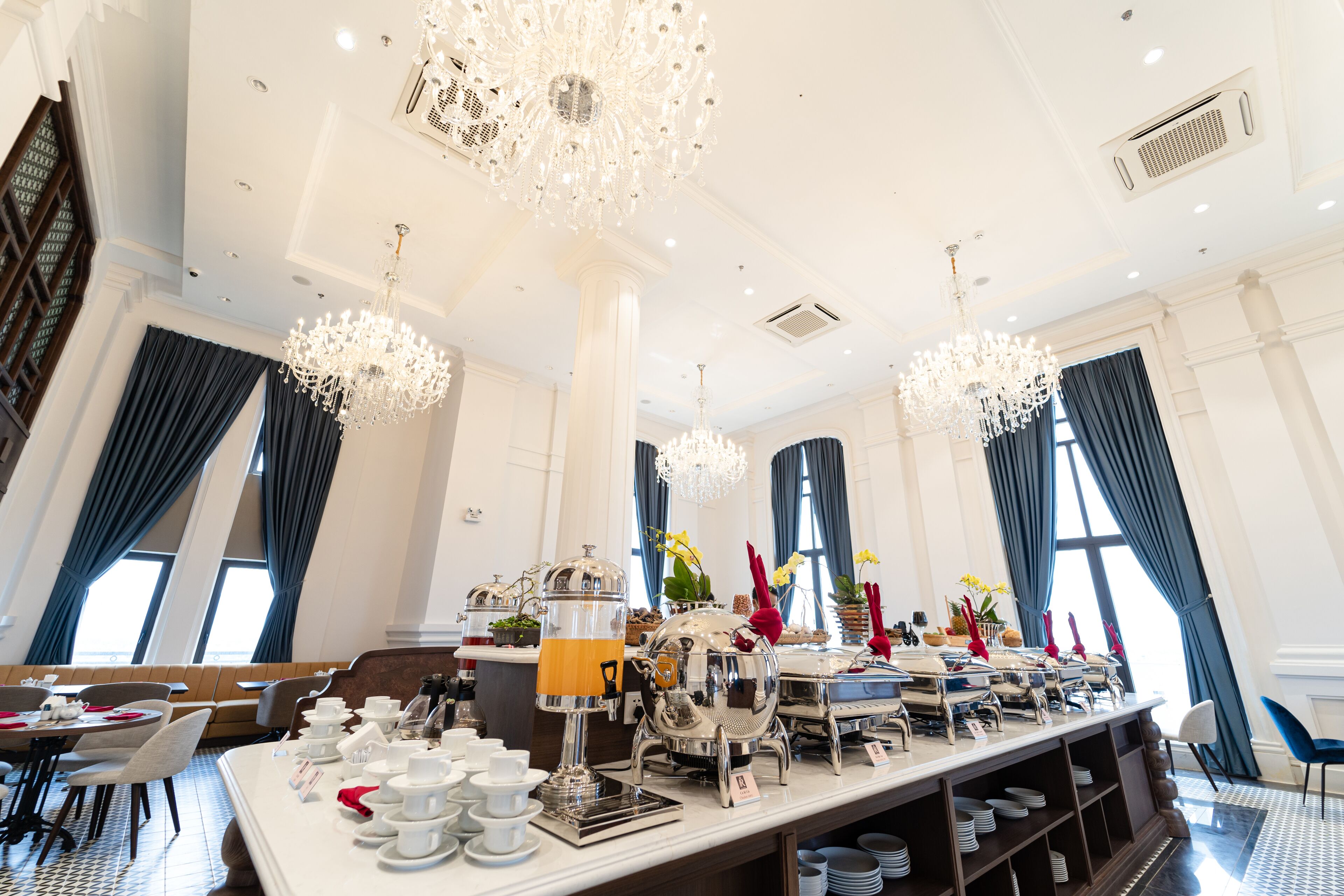 Daily continental breakfast (VND 240000 per person)