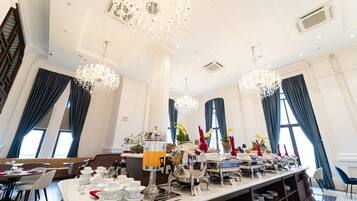 Daily continental breakfast (VND 240000 per person)