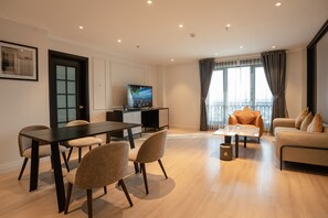 Apartamento, 2 quartos (Suite) | Área de estar | TV 55 polegadas com canais digitais