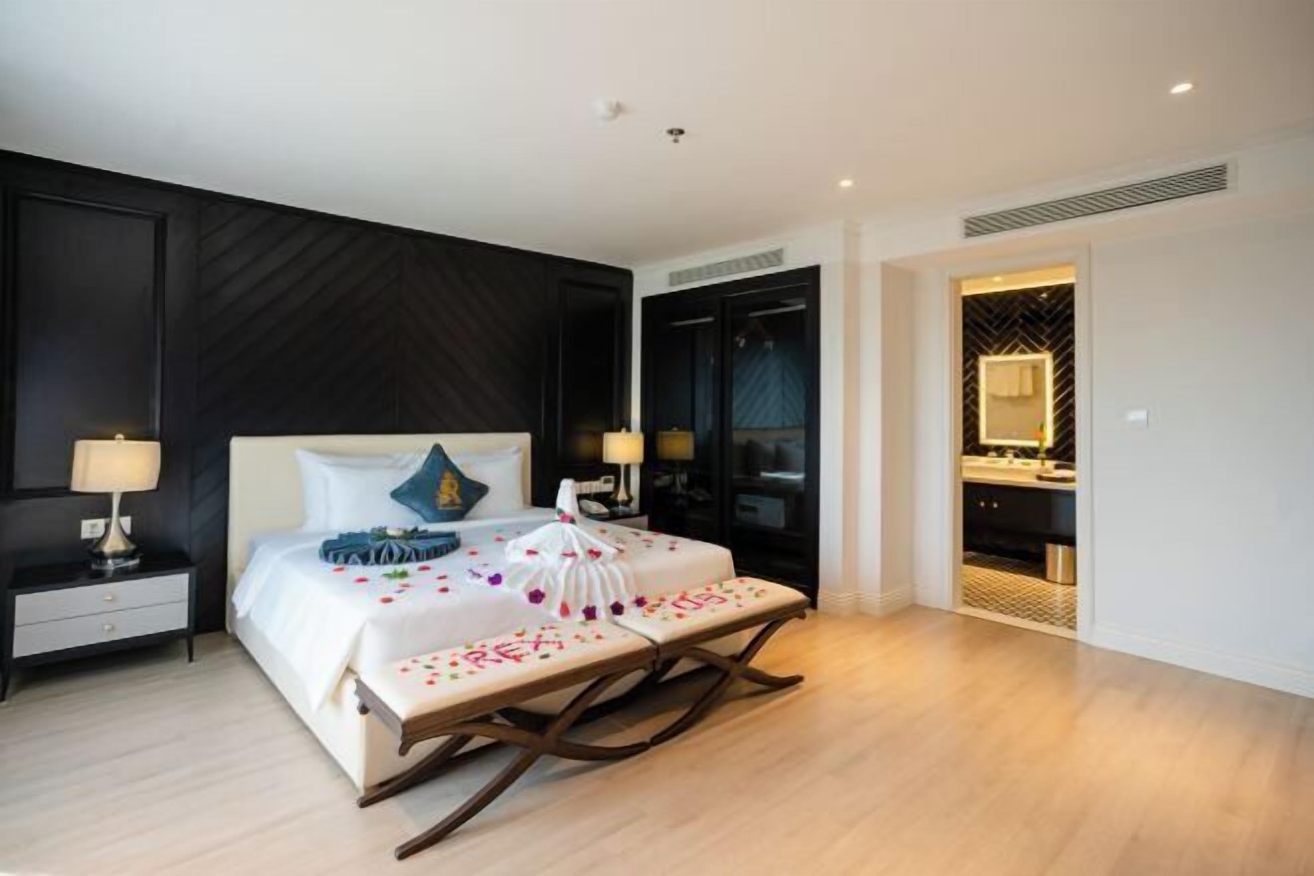 Sengetøy av topp kvalitet, senger med overmadrass og minibar