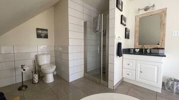 Chuveiro, banheira de hidromassagem, toalhas de banho, sabonete