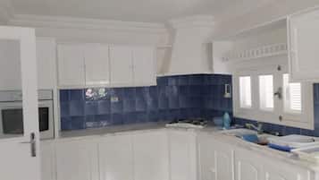 Refrigerador, horno, parrilla de estufa y cafetera y tetera