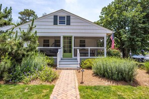Exterior - #20 Dog-Friendly 4BR Ocean-Block Cottage with Screened Porch in Rehoboth Beach (Rehoboth Beach)