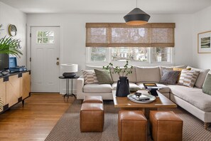 Smart-TV, Kamin, Musikbibliothek