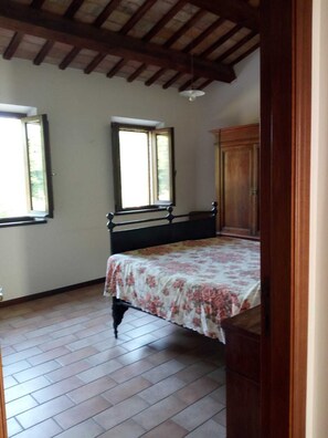 2 Schlafzimmer, Reisekinderbett, kostenloses WLAN, Bettwäsche