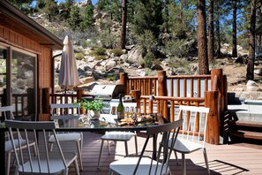Outdoor dining - Bernard by AvantStay | Luxurious Cabin in Big Bear w/ Hot Tub & Pool Table (Big Bear Lake)