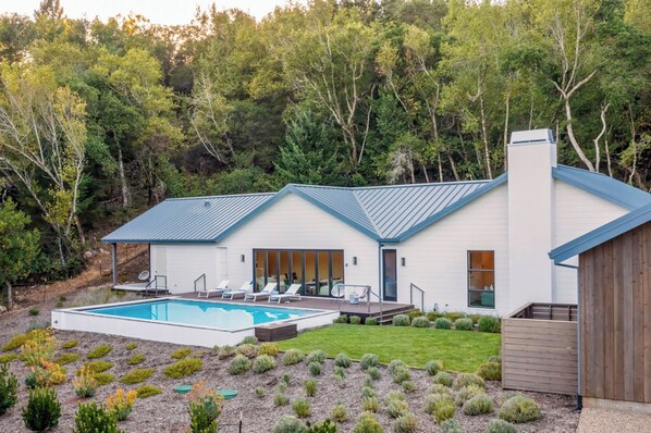 An infinity pool, sun loungers - Syrah by AvantStay | Hilltop Haven in Sonoma | Private Pool + Patio (Sonoma)