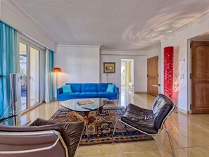 Télévision, livres, chaîne hi-fi