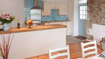 Cottage | Private kitchen | Fridge, dishwasher, cookware/dishes/utensils