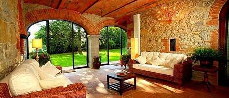 Smart TV, fireplace, stereo