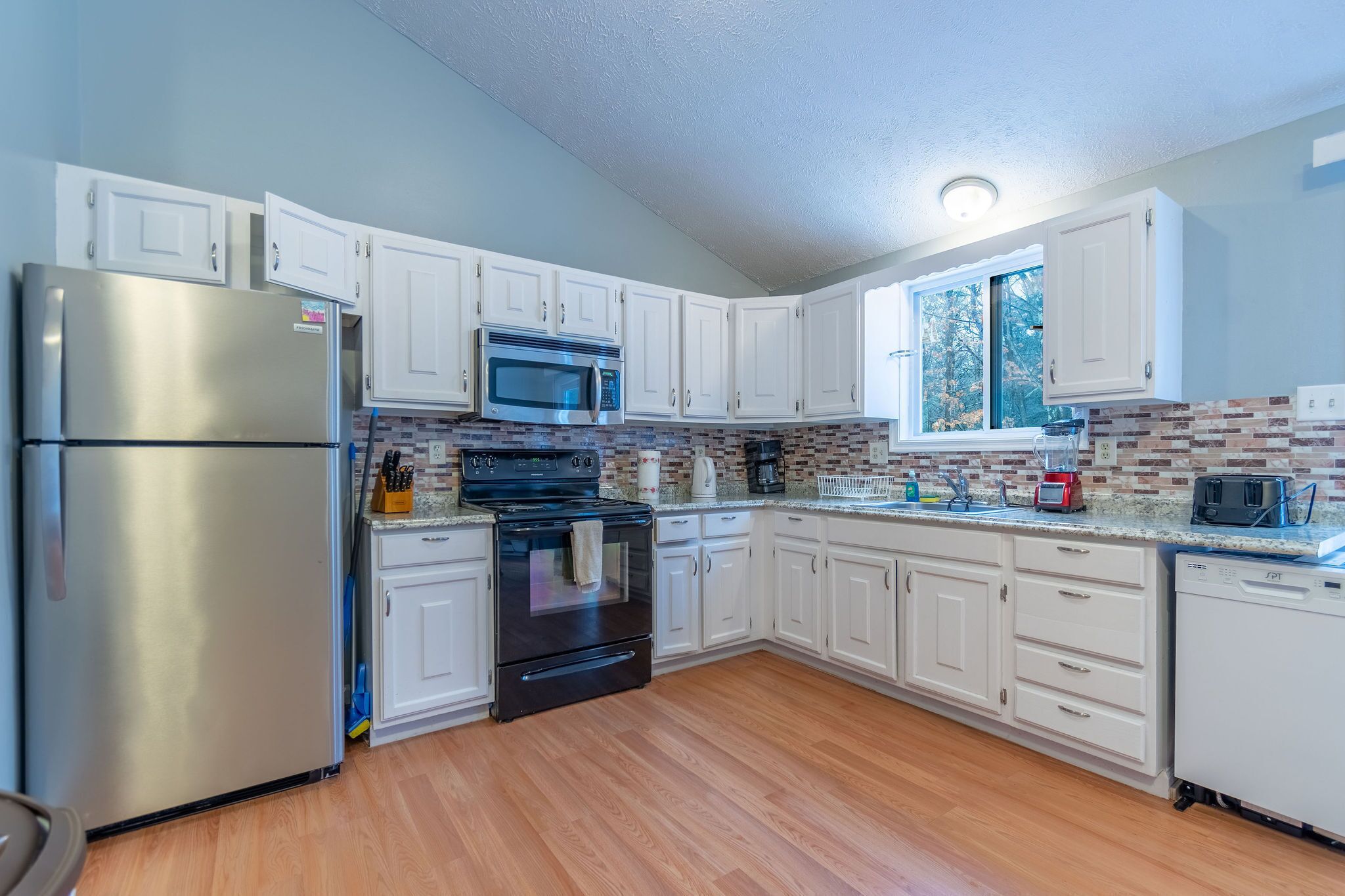 Geladeira, micro-ondas, fogão, cooktop