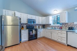 Frigorifero, microonde, forno, piano cottura