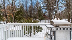 A snow-covered deck with a barbecue grill and a white railing. - 6 Bedroom sleeps 17 in the Heart of Poconos near everything  (Tobyhanna)