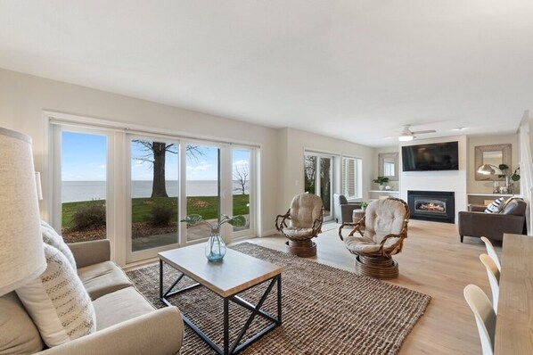 Fernseher, Kamin, Arbeitsbereiche