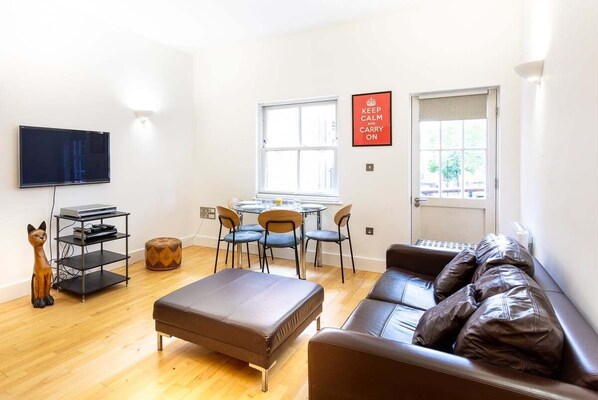 Living area - Bright & Comfortable Angel Apartment (London)