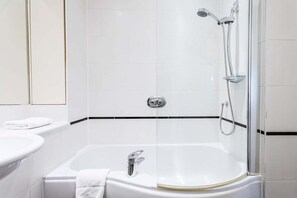 Bathtub, eco-friendly toiletries, hair dryer, towels - Bright & Comfortable Angel Apartment (London)