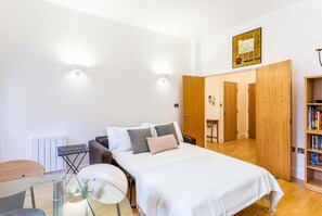 1 slaapkamer, een bureau, een strijkplank/strijkijzer, internet