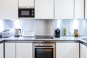 Frigorífico, microondas, horno y placa de cocina