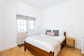 1 bedroom, desk, iron/ironing board, Internet - Bright & Comfortable Angel Apartment (London)